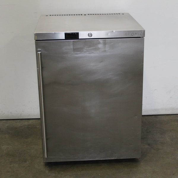 Bromic UBC0140SD 1 Solid Door Bar Fridge (3)
