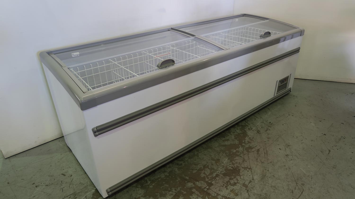 Bunzl ZCD-L250S Chest Freezer (2)