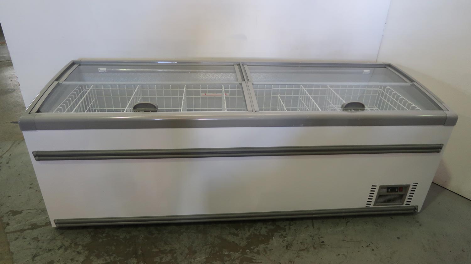 Bunzl ZCD-L250S Chest Freezer (3)
