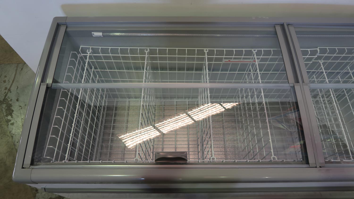 Bunzl ZCD-L250S Chest Freezer (4)