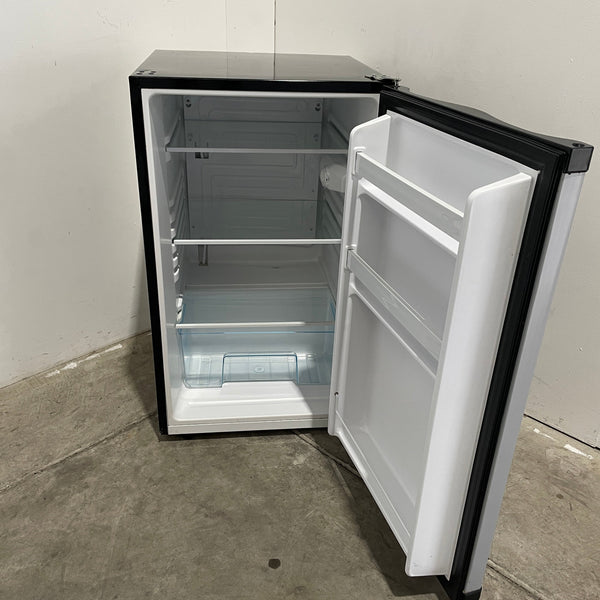 FED TL-15Q 1 Solid Door Bar Fridge (5)